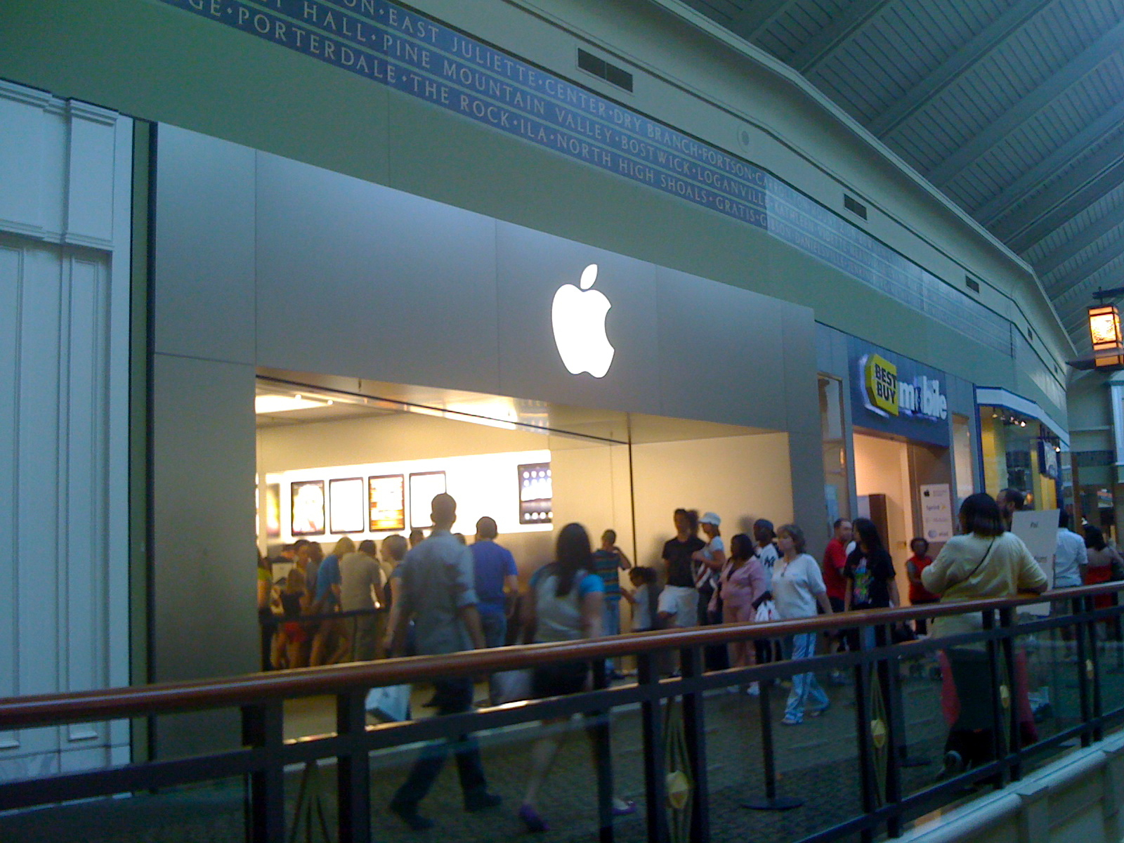 iPad Launch Day: April 3, 2010
